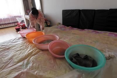 察隅楼上漏水，住户失联，小区没物管，业主维权难！律师来支招……